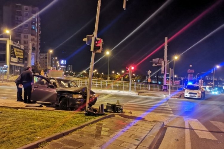 Kayseri'de kontrol&uuml;n&uuml; kaybeden ara&ccedil; direğe &ccedil;arptı