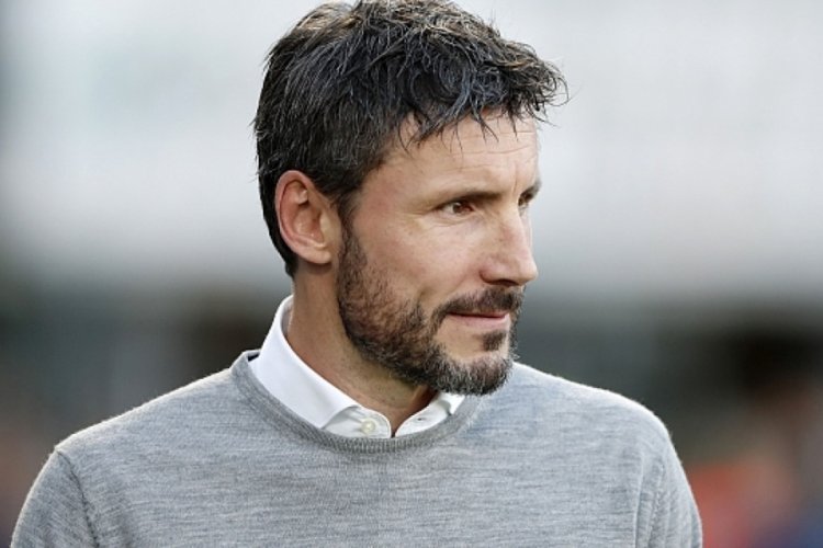 Wolfsburg kul&uuml;b&uuml;, teknik direkt&ouml;r Mark van Bommel ile iş birliğin bitirdi