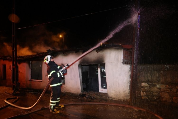 Edirne'de &ccedil;ıkan yangında bir m&uuml;stakil ev k&uuml;le d&ouml;nd&uuml;