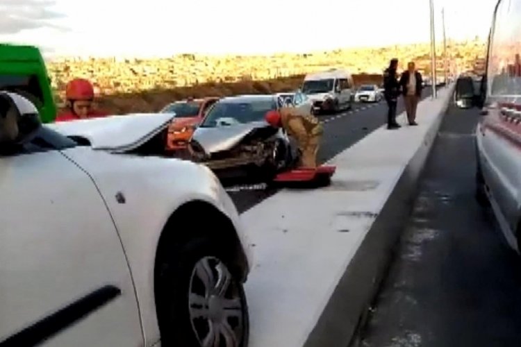 İstanbul Avcılar'da iki otomobil kafa kafaya çarpıştı: 1 yaralı
