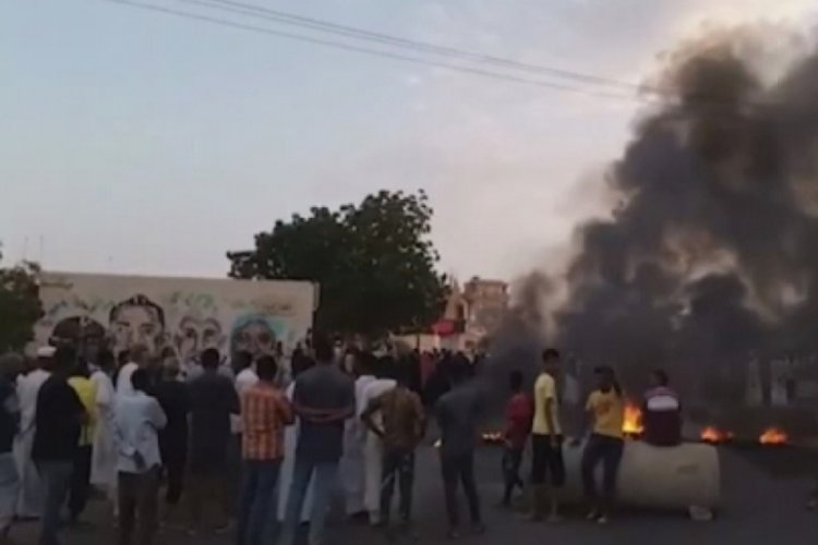"Hamdok darbe girişimini desteklemediği i&ccedil;in başka bir yere nakledildi"