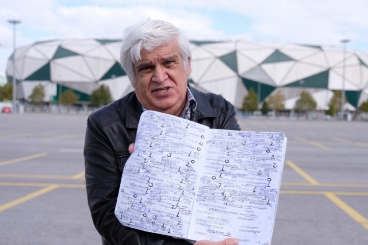 51 yıldır spor m&uuml;sabakalarının kaydını tutuyor! Evlendiği g&uuml;n bile ma&ccedil;a gitti