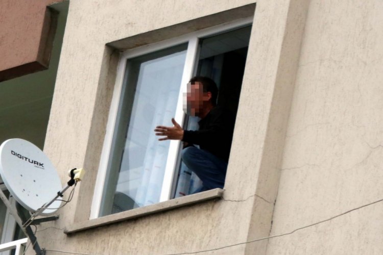 Madde bağımlısı kişi anne ve babasını alıkoyup, intihar girişiminde bulundu