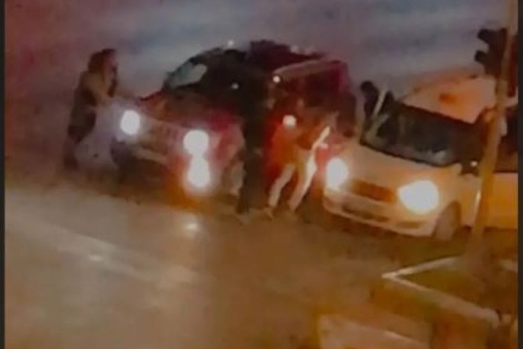 Taksiden indirdikleri kişiyi tekme tokat d&ouml;vd&uuml;ler