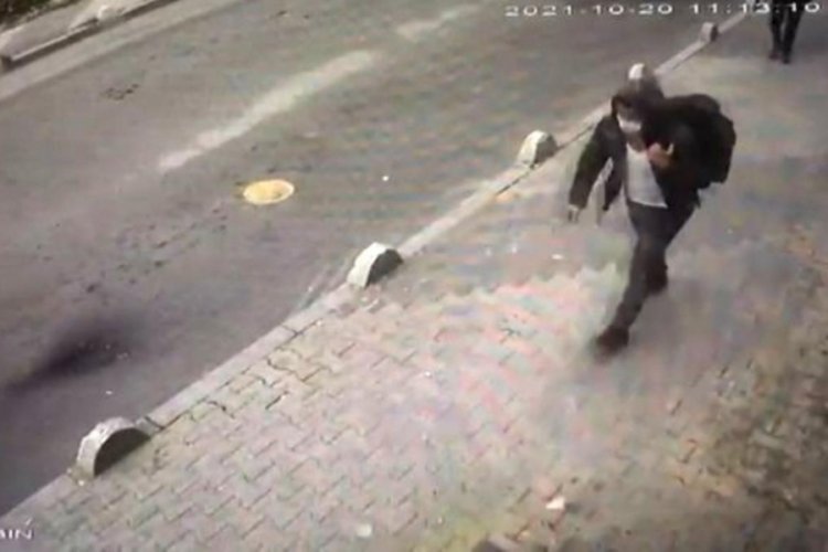 Asans&ouml;r&uuml;n beynini &ccedil;aldılar, ka&ccedil;arken kameraya yakalandılar