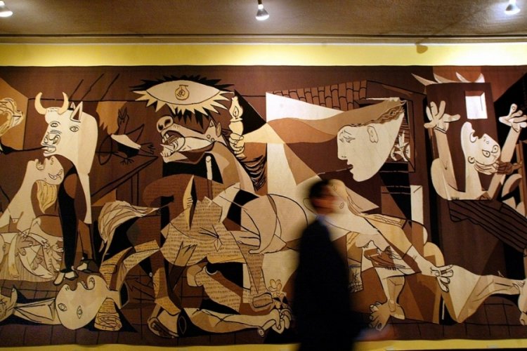 Guernica'ya kendini boyayan adamın mide bulandıran öyküsü