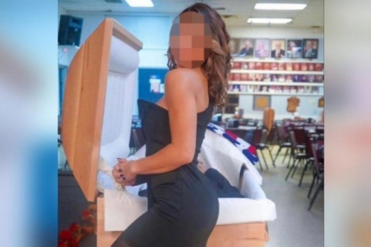 Babasının tabutu başında 'seksi poz' veren sosyal medya fenomeni tepkilere neden oldu