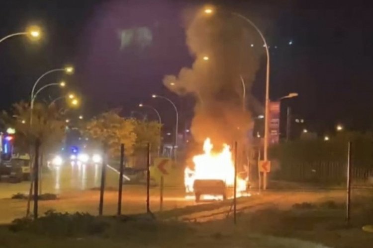 Bursa'da seyir halindeki ara&ccedil; alev alev yandı