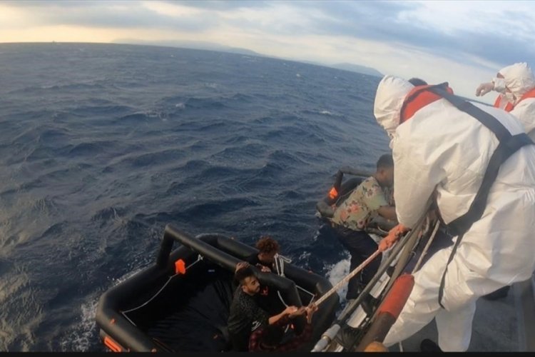 İzmir a&ccedil;ıklarında T&uuml;rk kara sularına geri itilen 55 ka&ccedil;ak g&ouml;&ccedil;men kurtarıldı