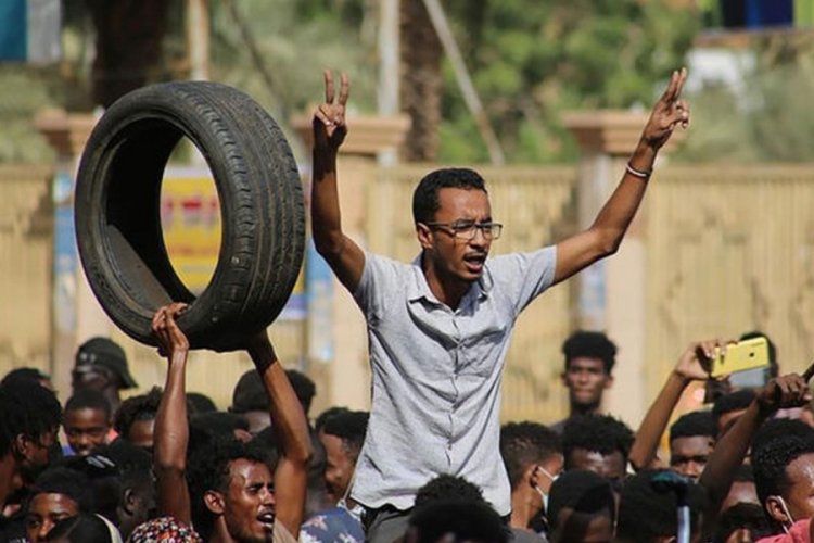 Sudan'da halk sokaklarda