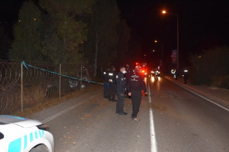 İzmir'de ağaca çarpana araçta bir kişi öldü