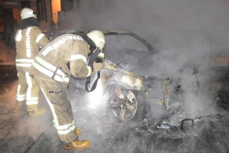 İstanbul Sultangazi'de otomobil alev alev yandı