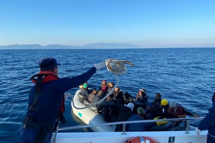 Aydın'da T&uuml;rk karasularına itilen 79 g&ouml;&ccedil;men kurtarıldı