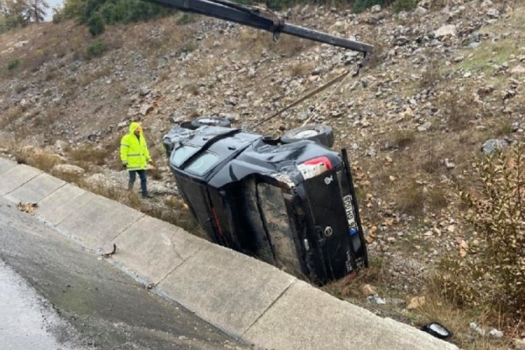Bursa'da kontrolden &ccedil;ıkarak takla atan aracın s&uuml;r&uuml;c&uuml;s&uuml; yaralandı
