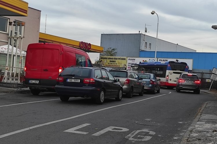 &Ccedil;ekya'da akaryakıt istasyonlarında uzun kuyruklar oluşturuldu