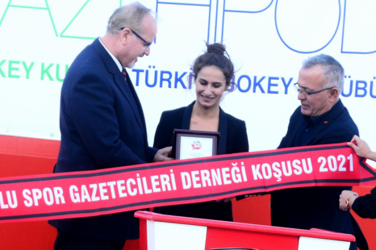 Bursa Osmangazi Hipodromu'nda d&uuml;zenlenen ASGD koşusunu Solaki kazandı