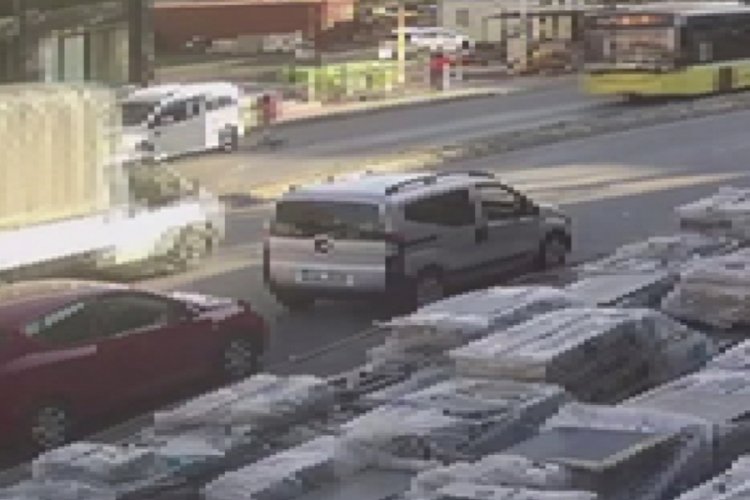 İstanbul &Uuml;mraniye'de İETT otob&uuml;s&uuml;n&uuml;n ezdiği scooterlı ağır yaralandı