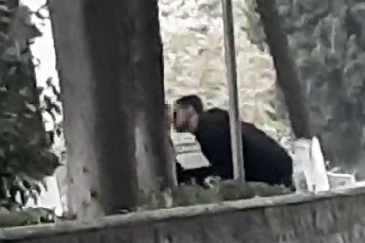 Şehitlikte, &ccedil;iftlerin uygunsuz g&ouml;r&uuml;nt&uuml;leri tepki &ccedil;ekti