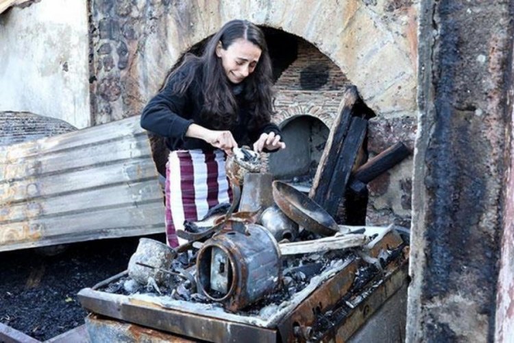 Ressam G&ouml;k&ccedil;e Erhan, yanan evinde eşyalarını g&ouml;zyaşıyla aradı