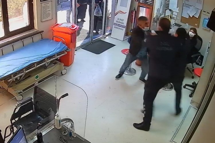 İğne yaptırmaya gelen hasta, g&uuml;venlik g&ouml;revlilerini darbetti