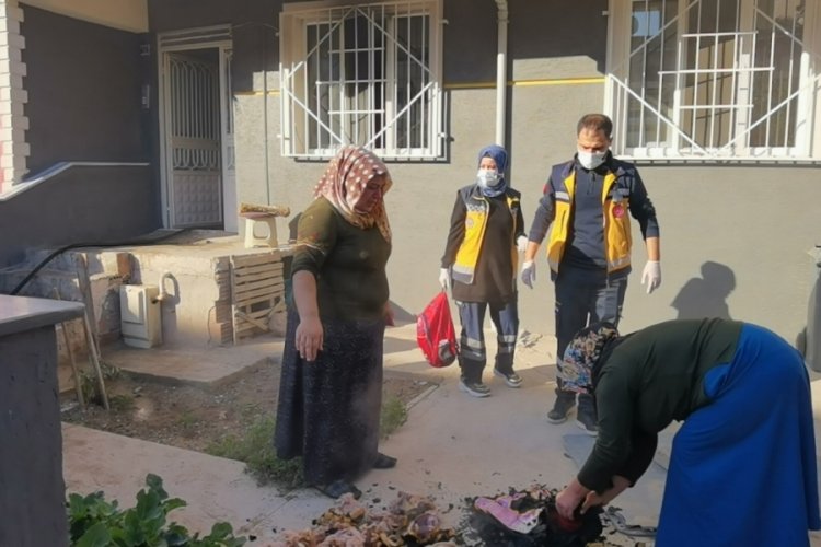 Bursa'da yanan eşyaların arasında takılarını aradı