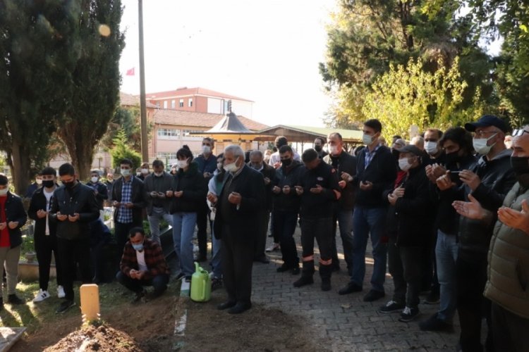 Aşı olmayan &ouml;ğretmen, koronavir&uuml;sten yaşamını yitirdi