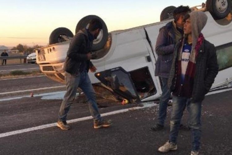 Niğde'de feci kazada midib&uuml;s devrildi: 11 yaralı