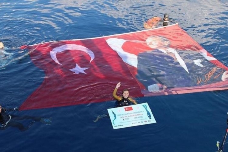 Milli Savunma Bakanlığı'ndan d&uuml;nya rekoru kıran Şahika Erc&uuml;men'e tebrik mesajı