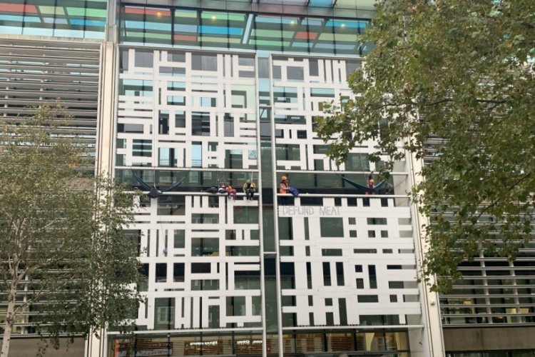 İngiltere'de iklim aktivistleri İ&ccedil;işleri Bakanlığı binasına tırmandı
