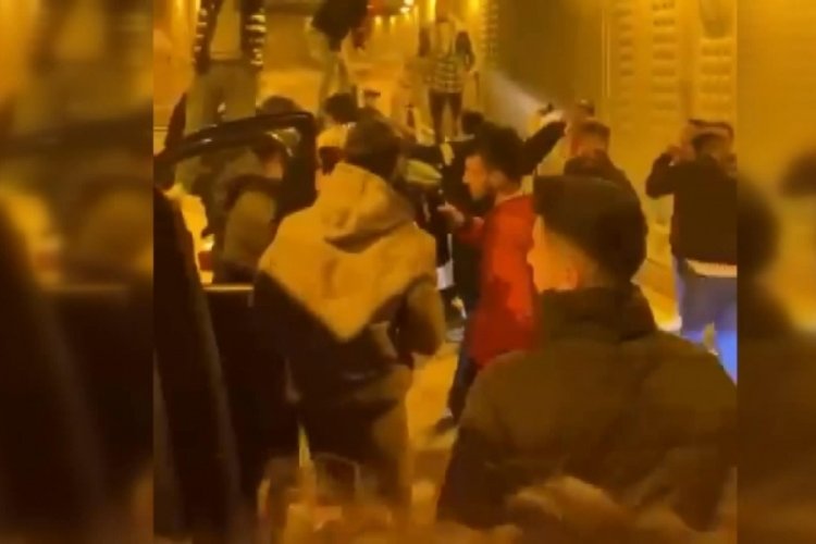 T&uuml;nel kapatarak ara&ccedil; &uuml;zerinde dans eden s&uuml;r&uuml;c&uuml;lere ceza kesildi