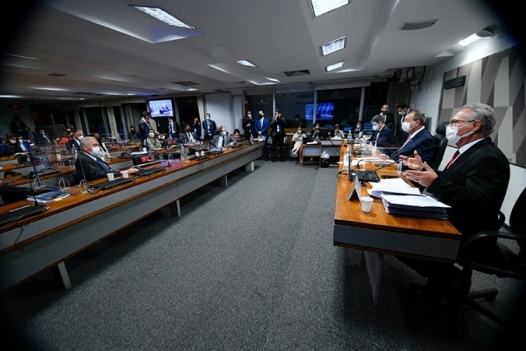 Bolsonaro'yu 9 su&ccedil;la itham eden raporu onayladı