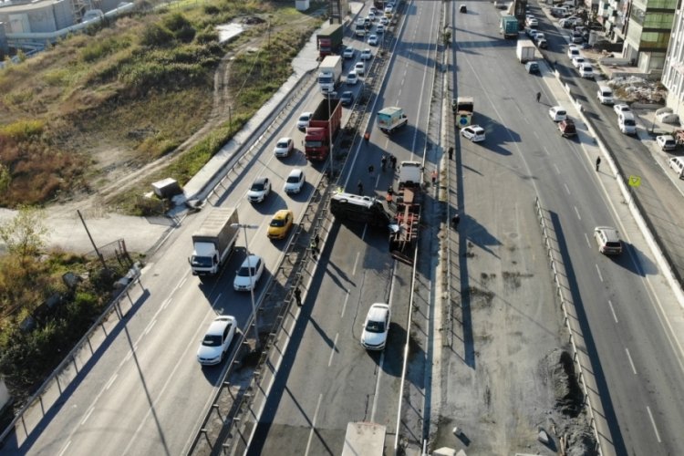 İş&ccedil;i servisi park halindeki tıra &ccedil;arpıp devrildi: 8 yaralı