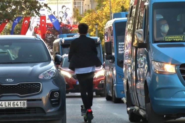 S&uuml;r&uuml;c&uuml;lerin scooter isyanı: Hayalet gibi her yerden &ccedil;ıkıyorlar
