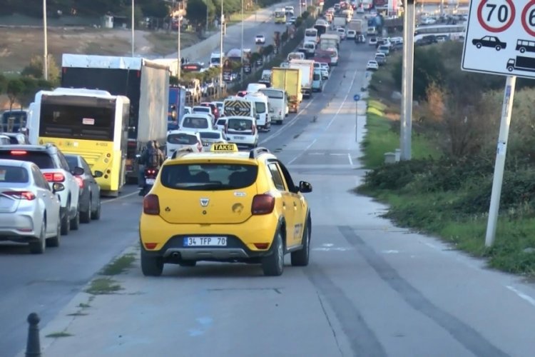 İstanbul trafiğinde bu da oldu! Kaldırımı 3'&uuml;nc&uuml; şerit yaptılar; yayalardan yol istediler
