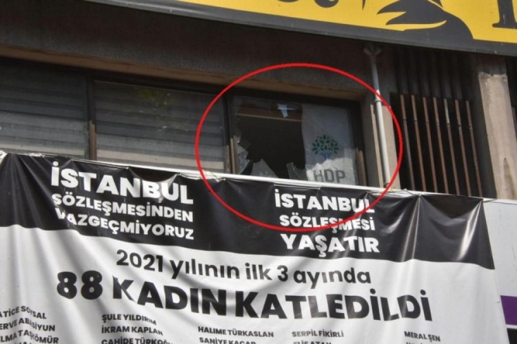 İzmir'deki HDP'ye saldırı sanığı emniyeti silah ruhsatı i&ccedil;in 25 kez aramış