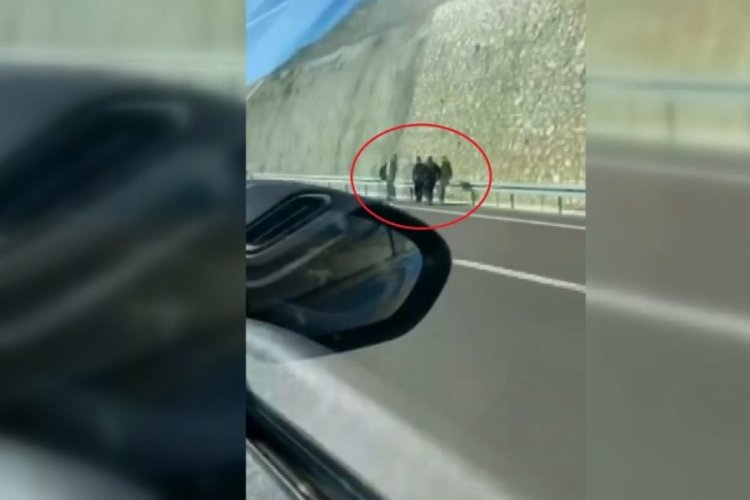 Bursa'da Afganların olduğu minib&uuml;s arıza yaptı, g&ouml;&ccedil;menler otobanda y&uuml;r&uuml;d&uuml;