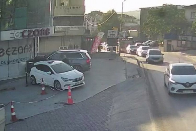 İstanbul Arnavutk&ouml;y'de fren yerine gaza basınca eczaneye girdi