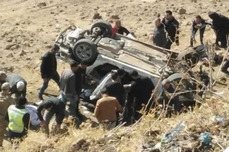 Bing&ouml;l'de otomobil şarampole devrildi; 3 &ouml;l&uuml;, 3 yaralı