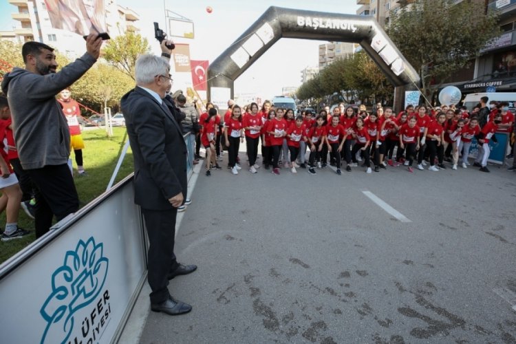 Bursa'da cumhuriyet coşkusu koşu ile başladı