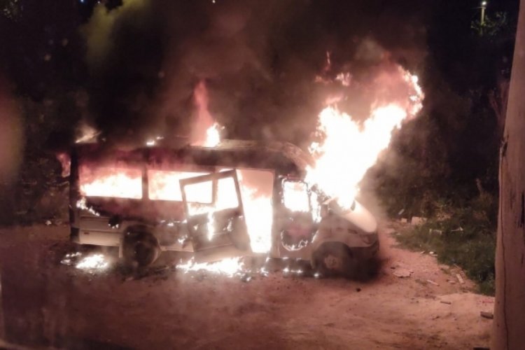 Park halindeki &ouml;ğrenci servisi kundaklandı
