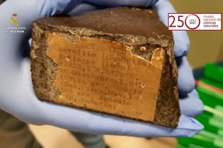 60 yıldır kayıp olan g&ouml;ktaşı a&ccedil;ık artırmada ortaya &ccedil;ıktı