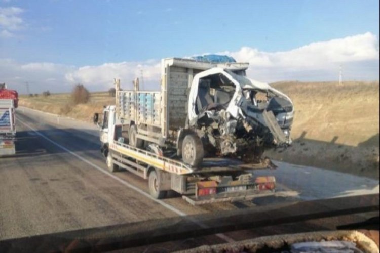 Kamyonet ile tır &ccedil;arpıştı: 2 &ouml;l&uuml;