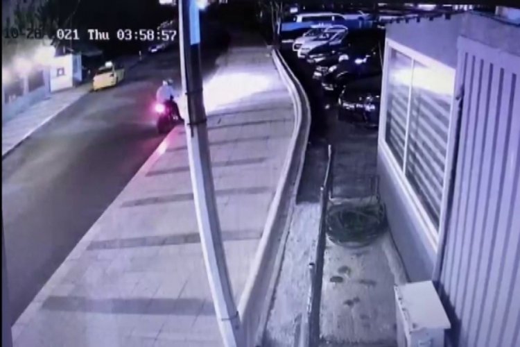 Sadece 30 saniye s&uuml;rd&uuml;! L&uuml;ks otomobilin farlarını b&ouml;yle &ccedil;aldılar