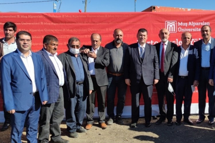 İmk&acirc;nsızlıktan kaldığı evin yerine şimdi y&uuml;ksekokul yaptırıyor
