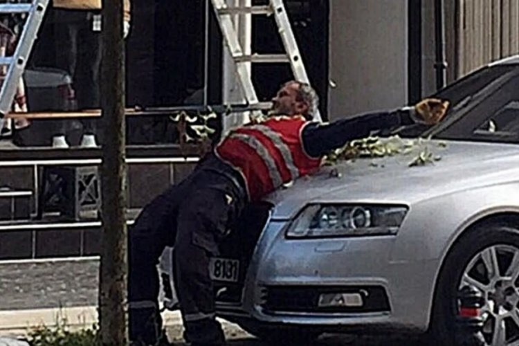 Bu fotoğraf sosyal medyada g&uuml;ndem oldu... Otomobilin &uuml;zerine yattı