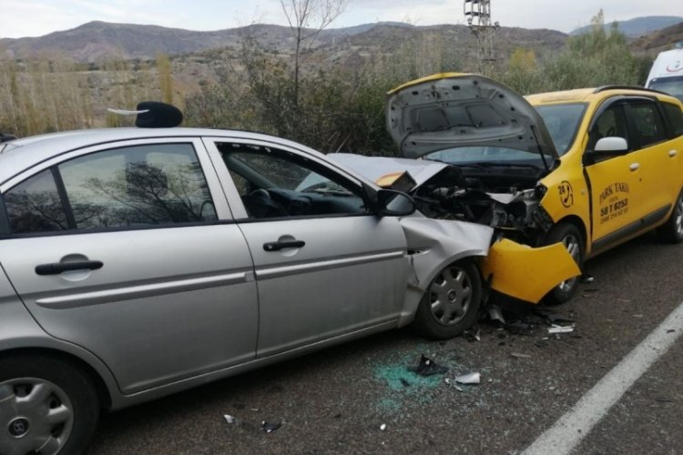 Sivas'ta otomobiller çarpıştı: 1 ölü, 3 yaralı