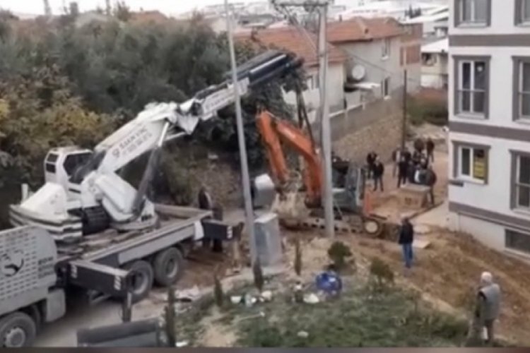 Bursa'da alt yapı &ccedil;alışması yapan kep&ccedil;e kendi kazdığı kuyuya d&uuml;şt&uuml;