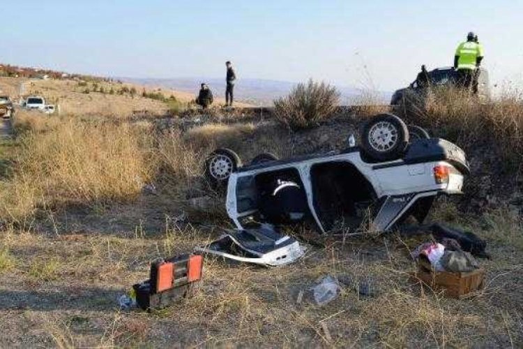 &Ccedil;ubuk'ta otomobil şarampole devrildi: 1 &ouml;l&uuml;, 2 yaralı