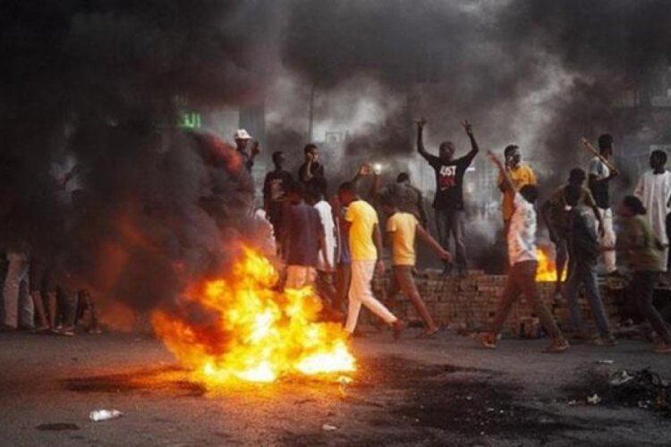 Sudan'da ordu &uuml;yeleri tarafından g&ouml;zaltına alınan siyasiler cezaevine nakledildi