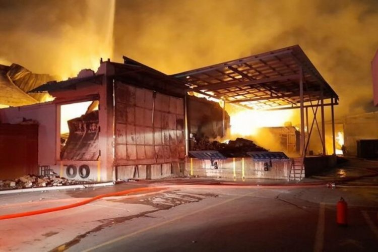 İstanbul'da korkutan fabrika yangını! M&uuml;dahale devam ediyor